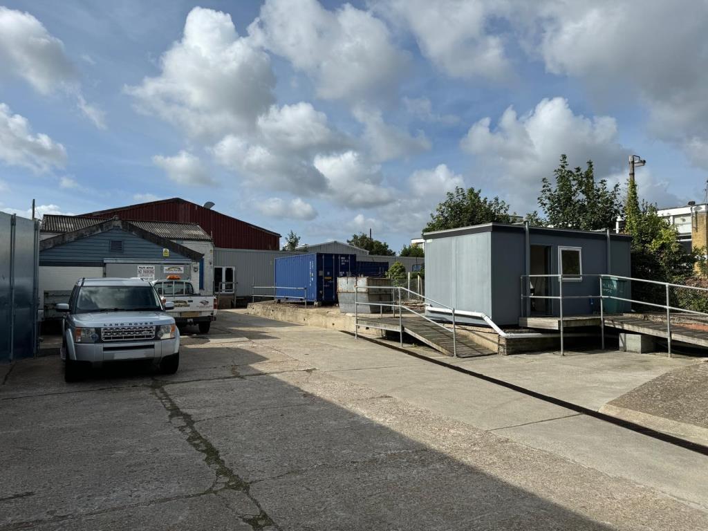 Lot: 18 - FREEHOLD COMMERCIAL INVESTMENT - main forecourt and storage units